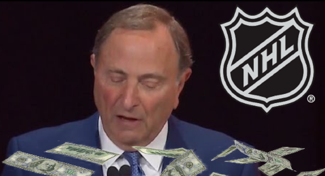 Wyciekły dokładne zarobki Bettmana. Fani wściekli na komisarza NHL