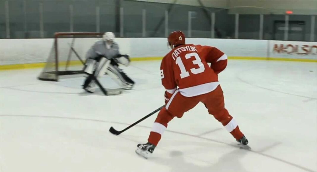 Największy czarodziej NHL w Galerii Sław. Młodzi uczą się na jego sztuczkach