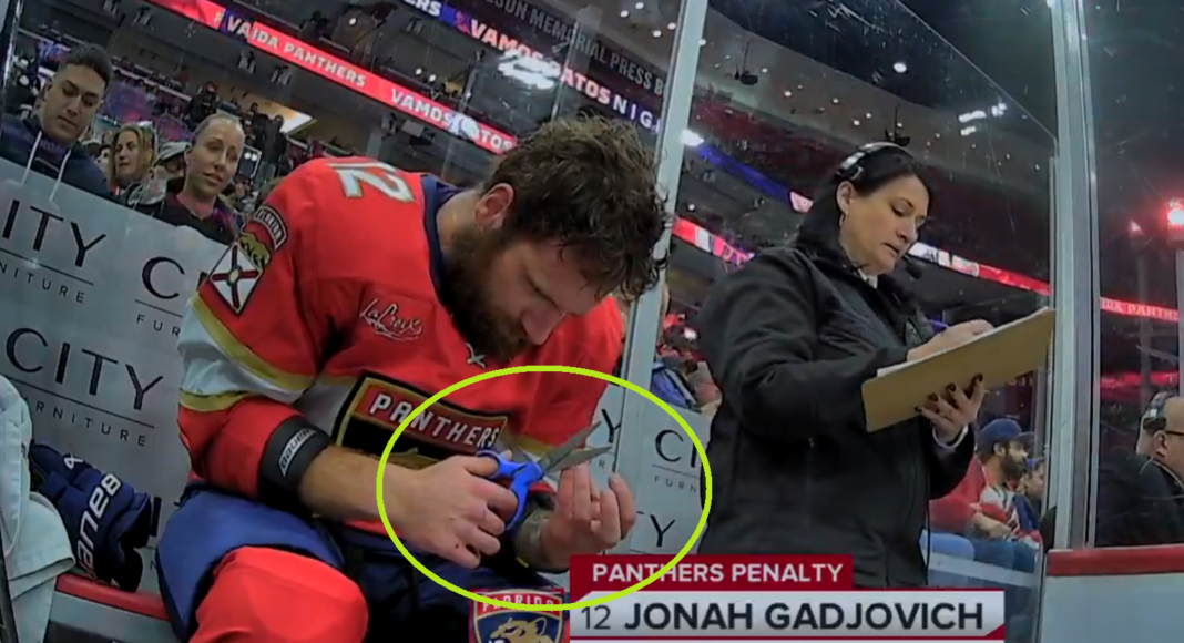 Raport z NHL. Stoczył dwie bójki i… obciął paznokcie w boksie kar