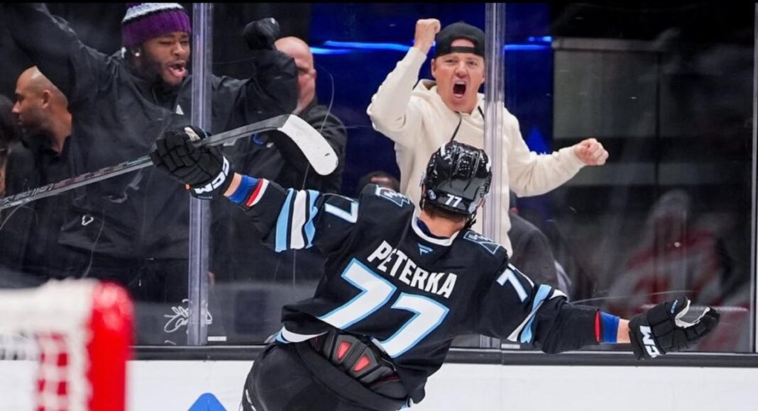 Raport z NHL: Właściciel jak kibol, dziennikarka na kolanach. Hokej