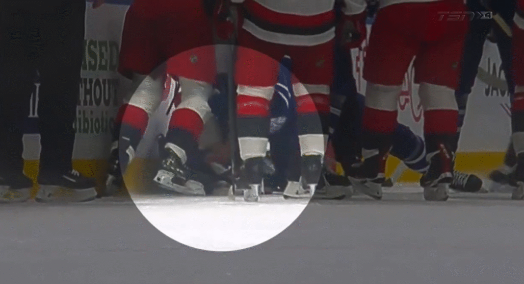Raport z NHL. Fatalny kontakt z łyżwą i kałuża krwi na lodowisku. Hokej