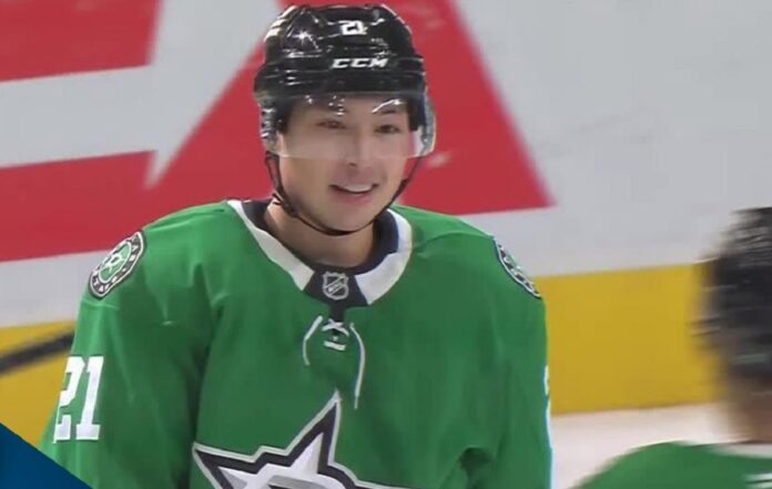 hokej-nhl-jason-robertson-robo-strzal
