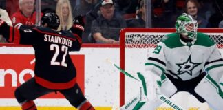 Logan Stankoven kładzie na lód Mikko Rantanena, transfer NHL Hurricanes Stars.