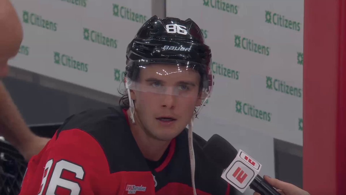 Jack Hughes NIE WYTRZYMAŁ żartu reportera. Odwrócił się i odszedł #WIDEO